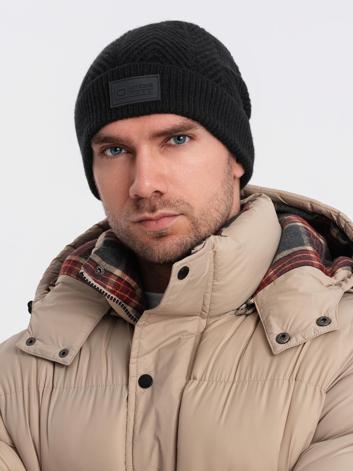 Męska dzianinowa czapka o sweterkowym splocie z naszywką – czarna V1