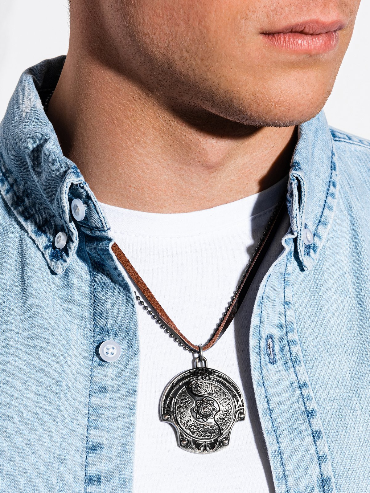 Naszyjnik męski na rzemyku