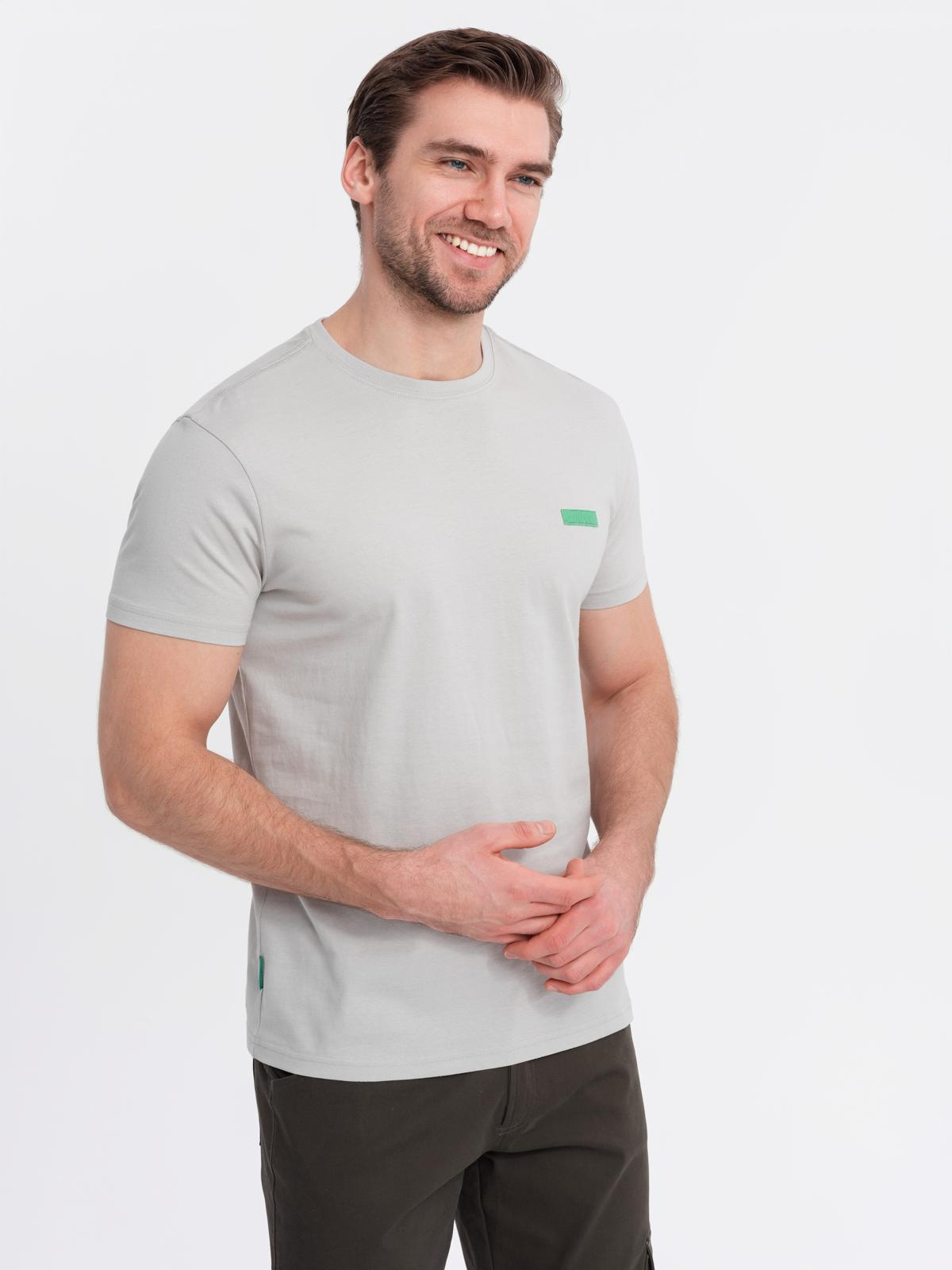 Męski bawełniany t-shirt z zieloną naszywką na piersi – jasnoszary V2 - Rozmiar: L