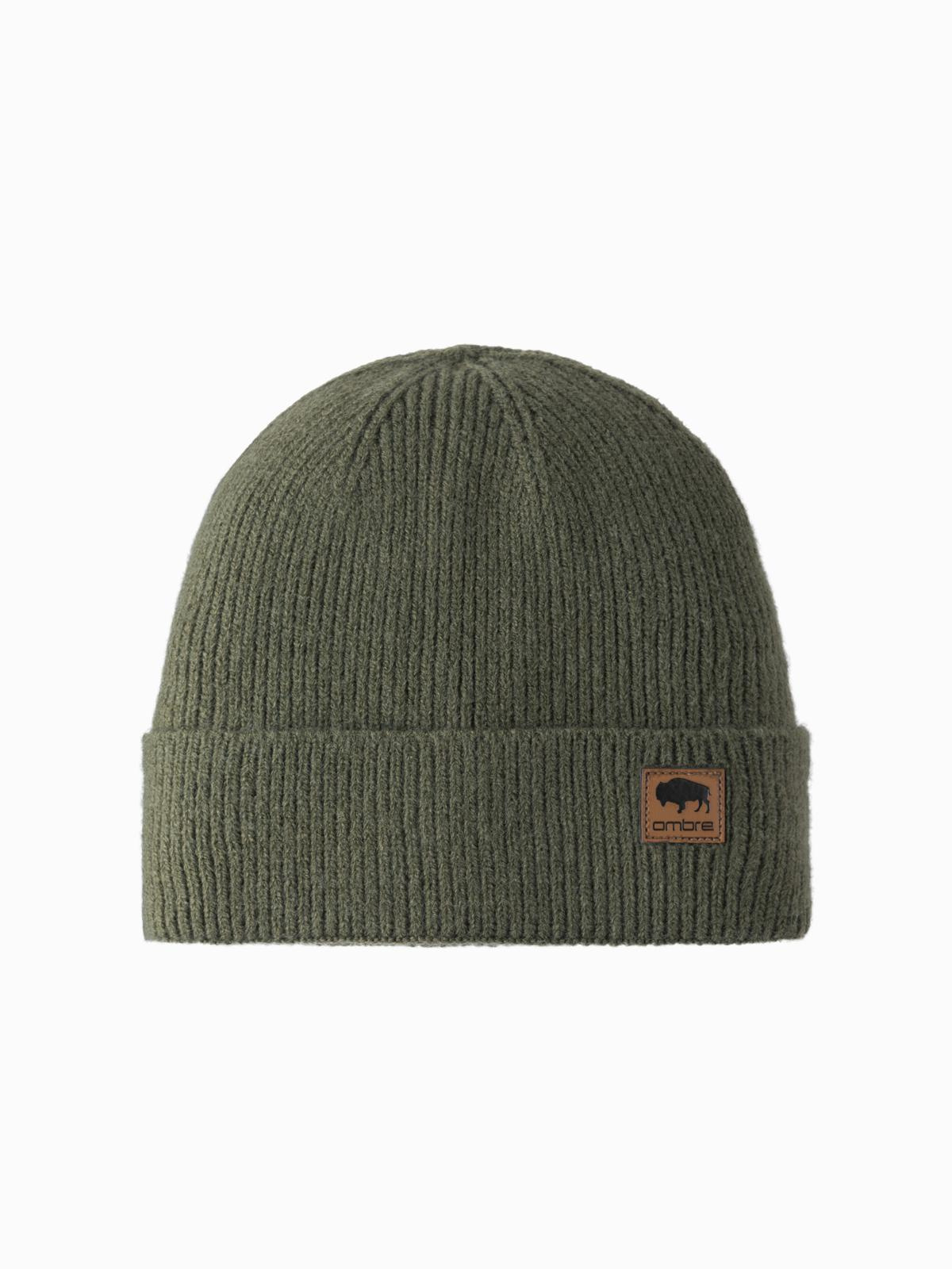 Dzianinowa czapka męska beanie z naszywką – oliwkowa V4