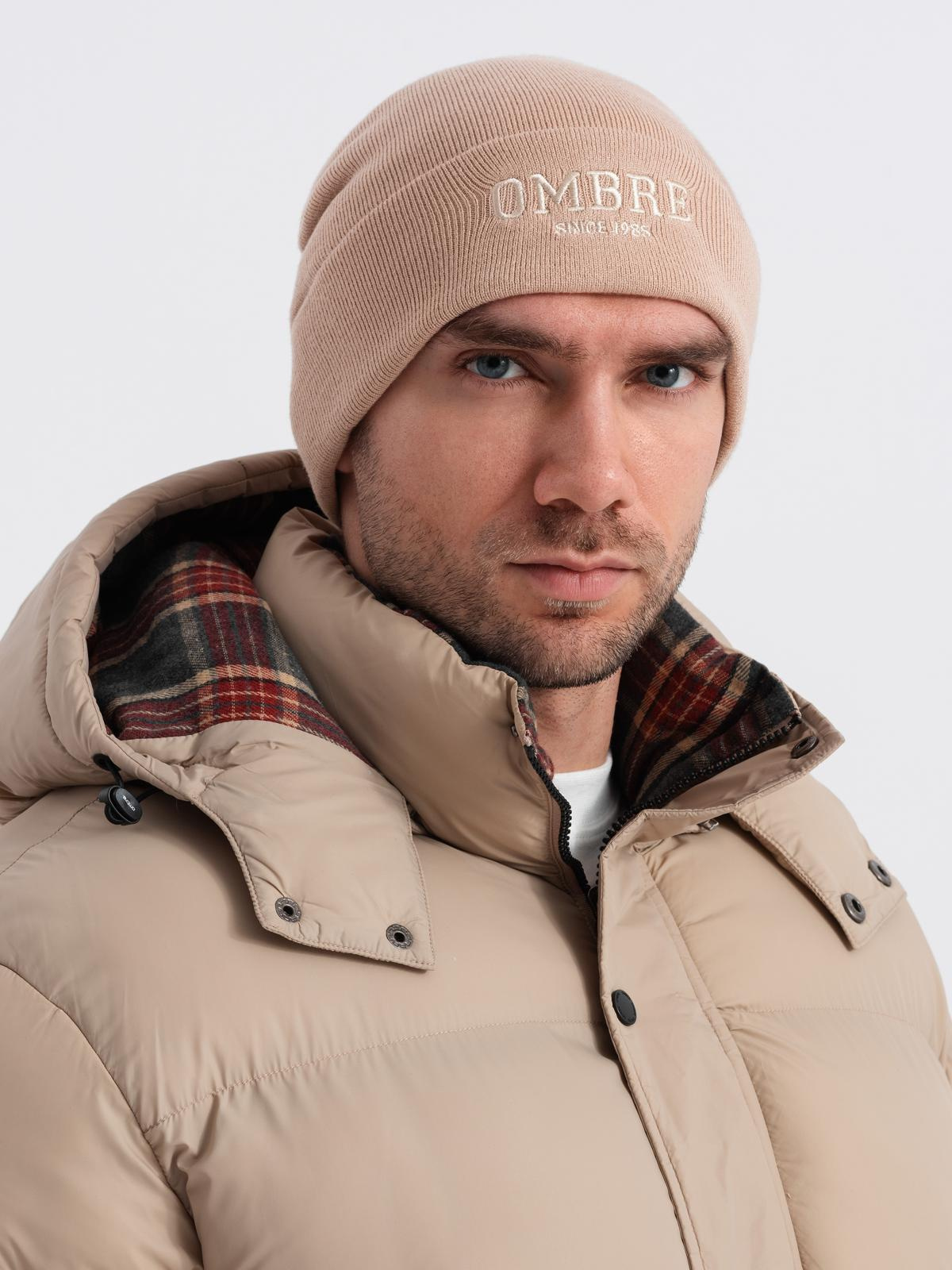 Czapka męska dzianinowa beanie z haftowanym napisem – piaskowa V6