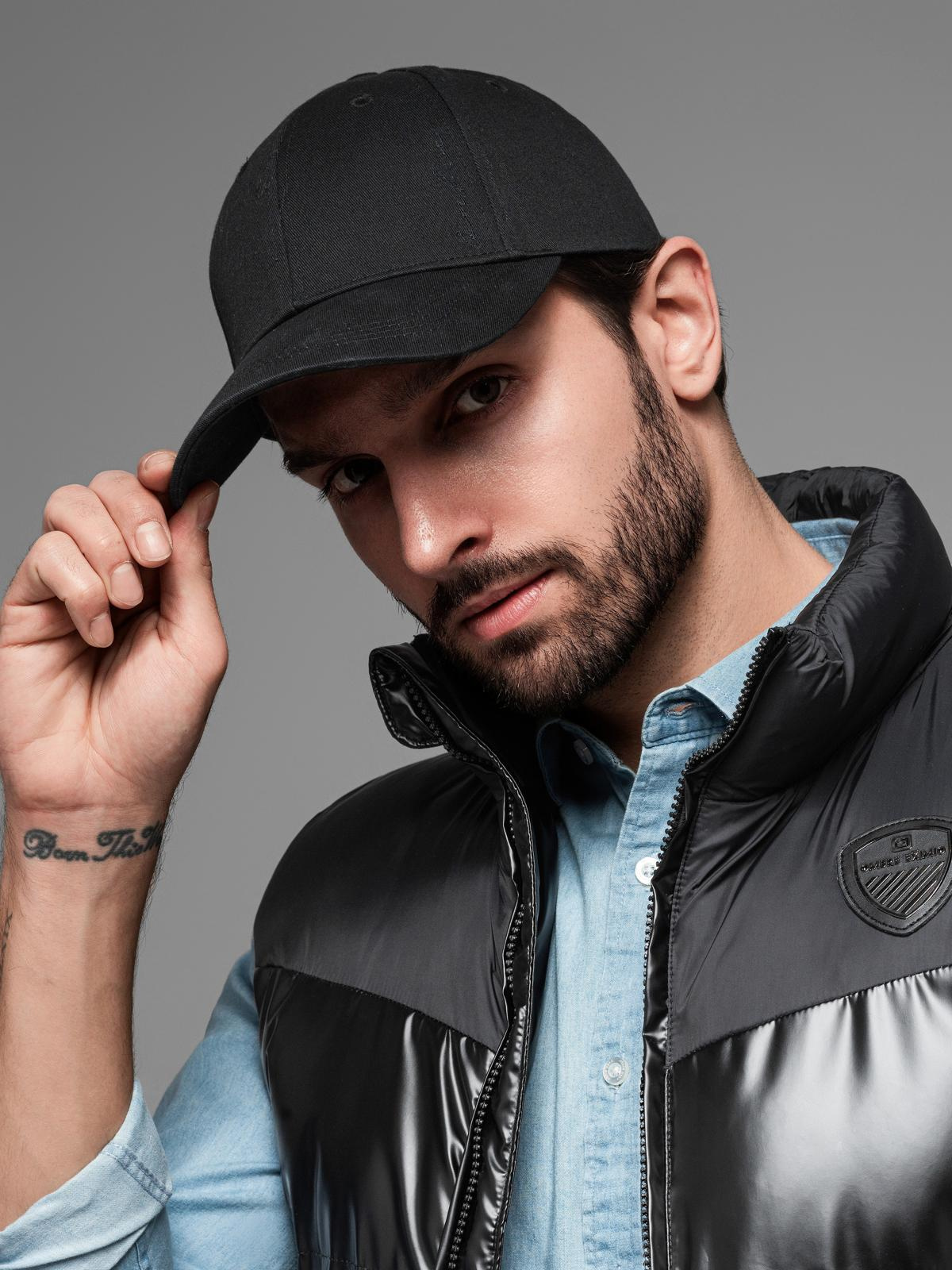 Męska czapka bejsbolówka z daszkiem i ozdobnym haftem – czarna V1