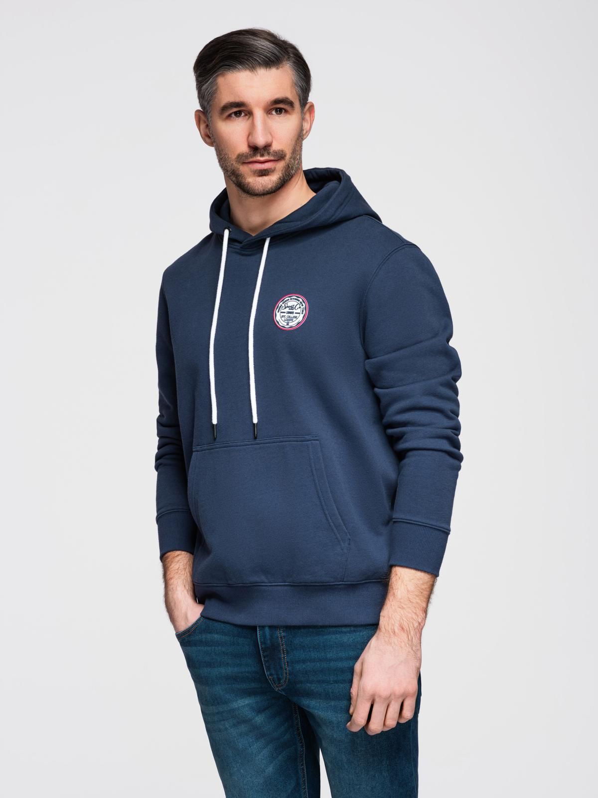 Męska dresowa bluza kangurka z kapturem i naszywką w stylu college – granatowa V2 - Rozmiar: M