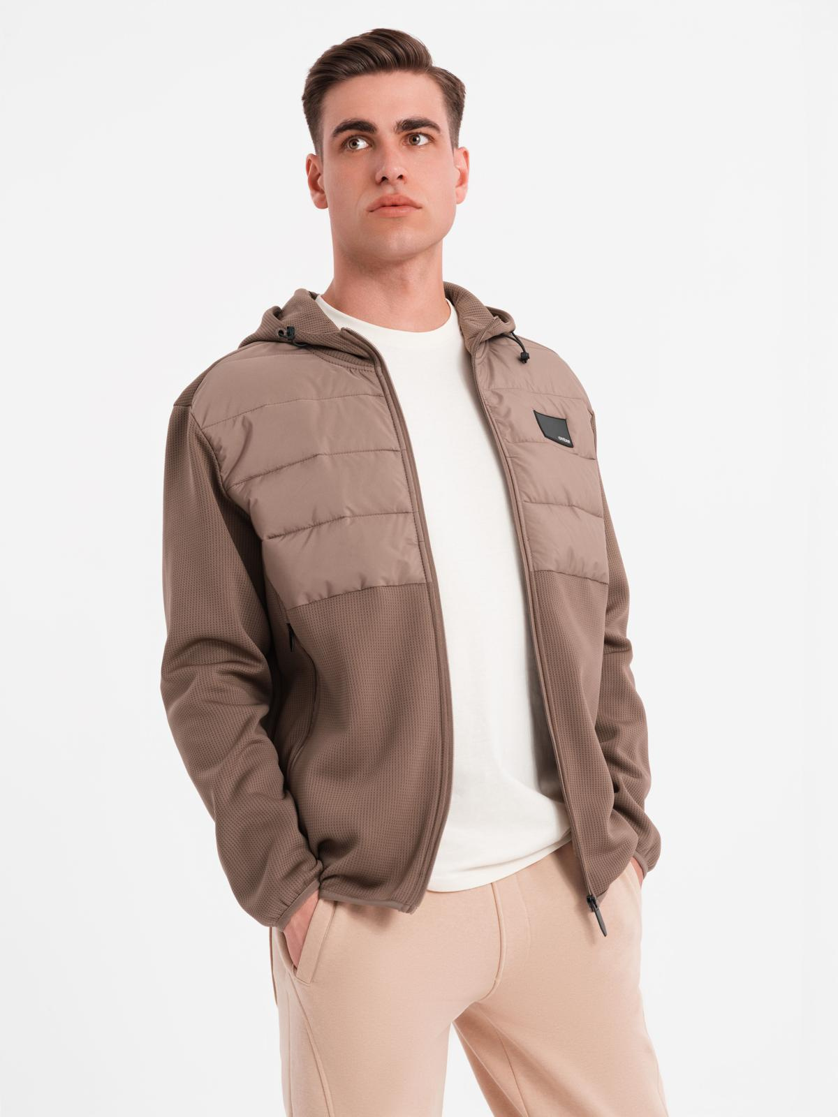 Lekka męska kurtka z łączonych materiałów z kapturem i ozdobnym pikowaniem – jasnobrązowa V2 - Rozmiar: M