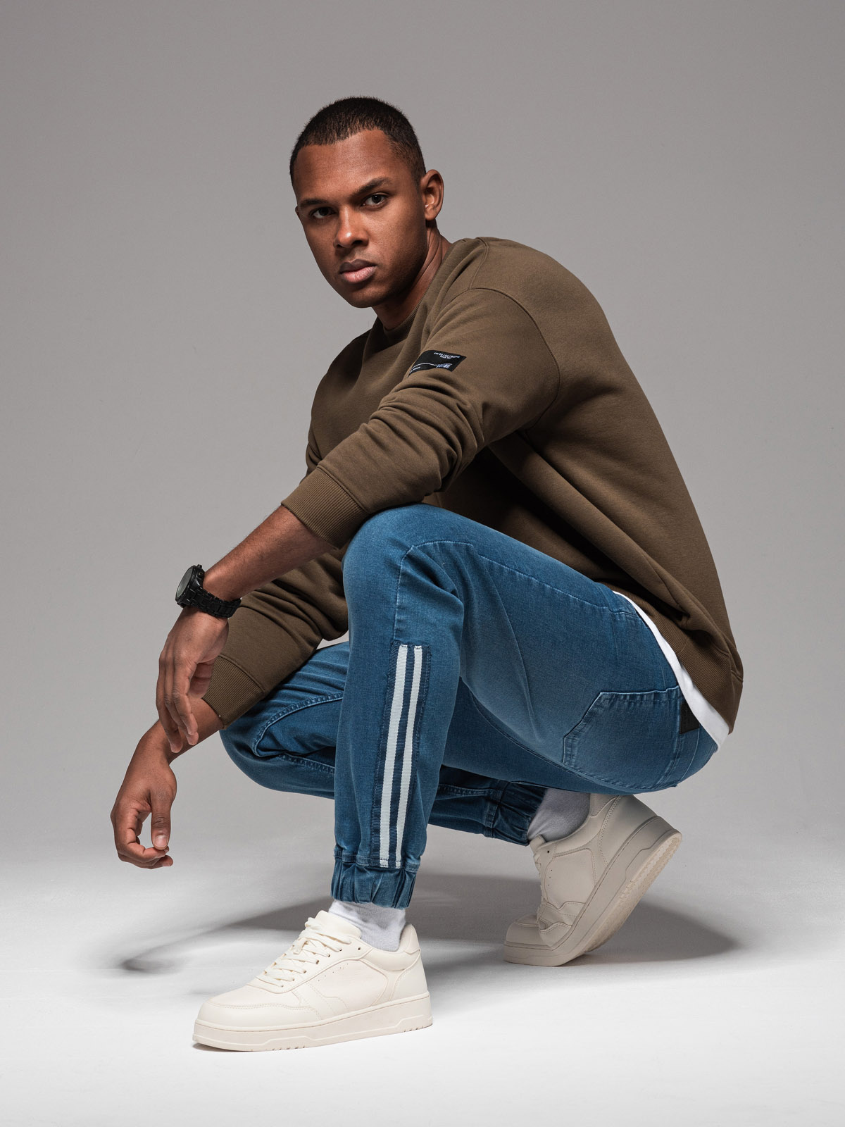 Jeansowe męskie joggery z lampasami – niebieskie V3 - Rozmiar: M