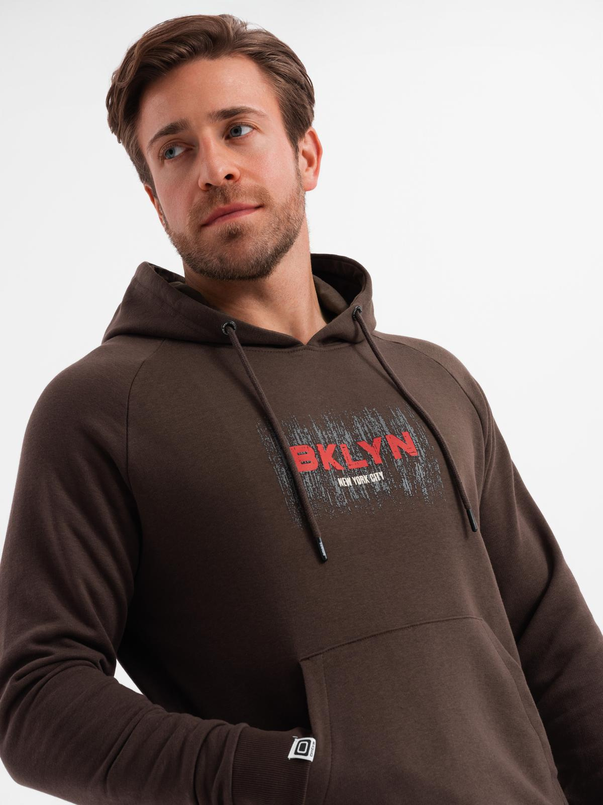 Męska bluza klasyczna kangurka z nadrukiem - ciemnobrązowa V2 - Rozmiar: XXL