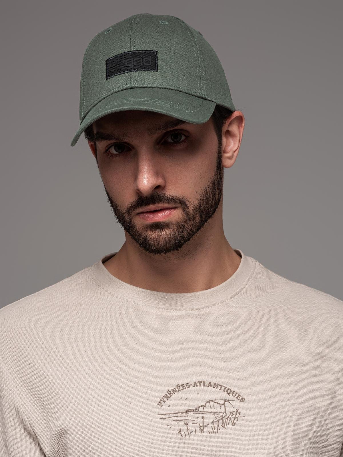 Męska czapka bejsbolówka z daszkiem oraz prostokątną naszywką – khaki V6