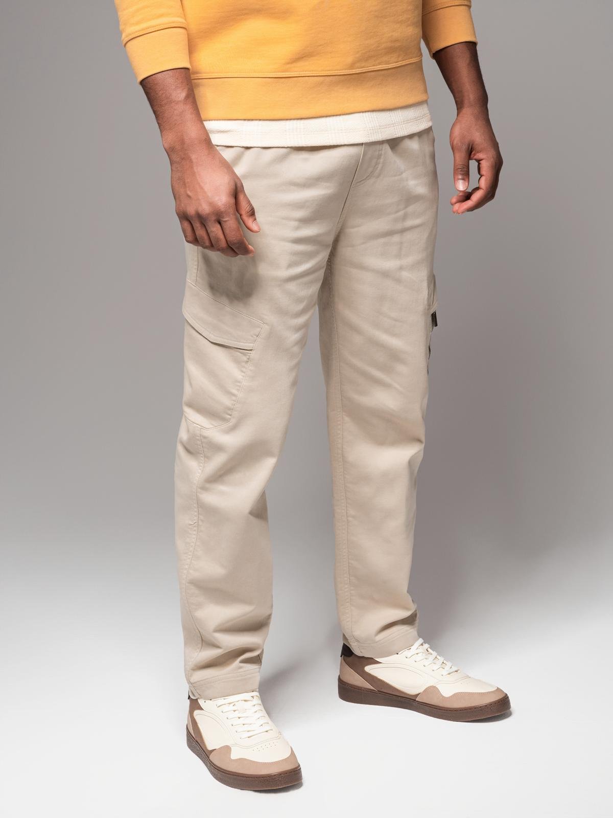 Dzianinowe męskie joggery z kieszeniami cargo – kremowe V1 - Rozmiar: XL