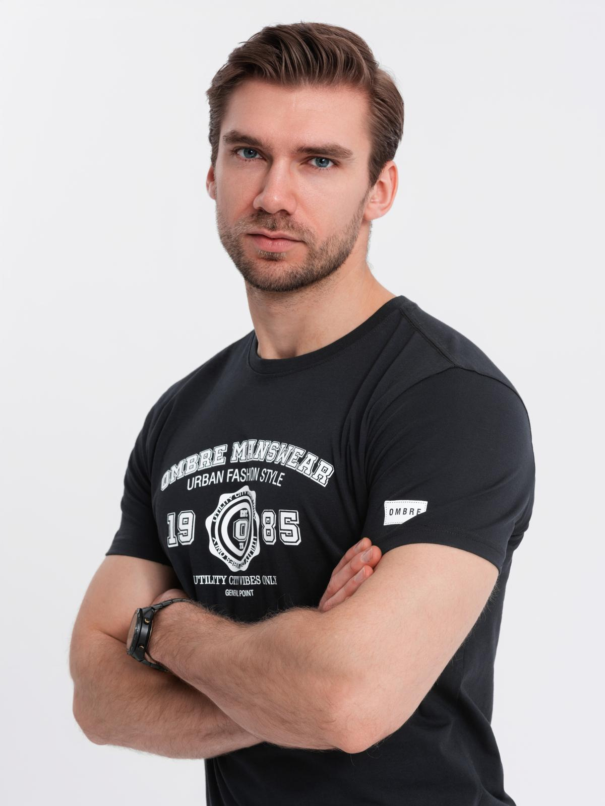 Męski bawełniany t-shirt z nadrukiem w stylu college – czarny V2 - Rozmiar: L