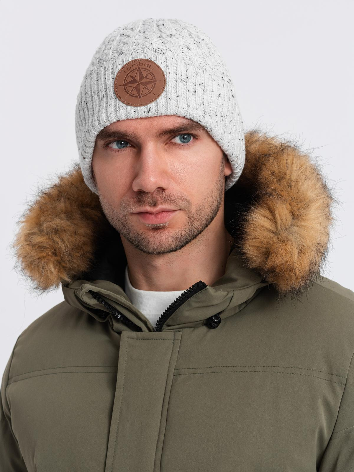 Czapka beanie męska z okrągłą tłoczoną naszywką – złamana biel V3