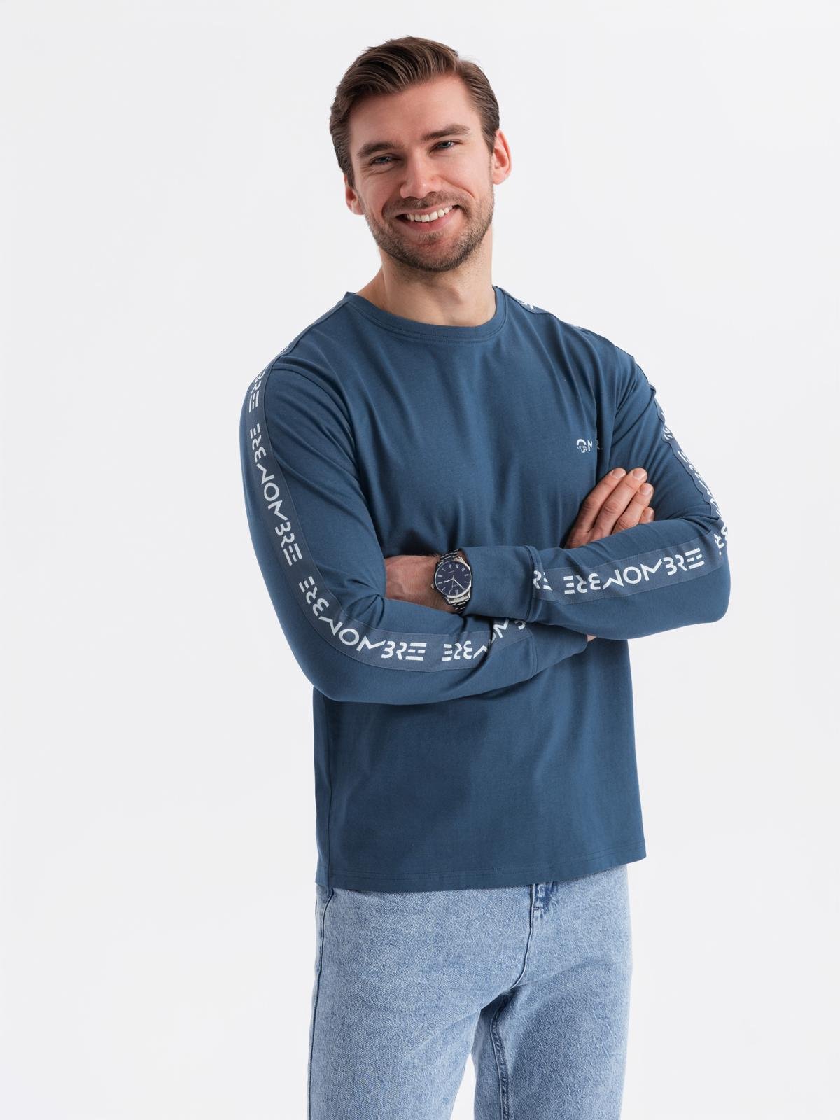 Bawełniany longsleeve męski U-neck z lampasami i nadrukiem na piersi – ciemnoniebieski V1 - Rozmiar: M