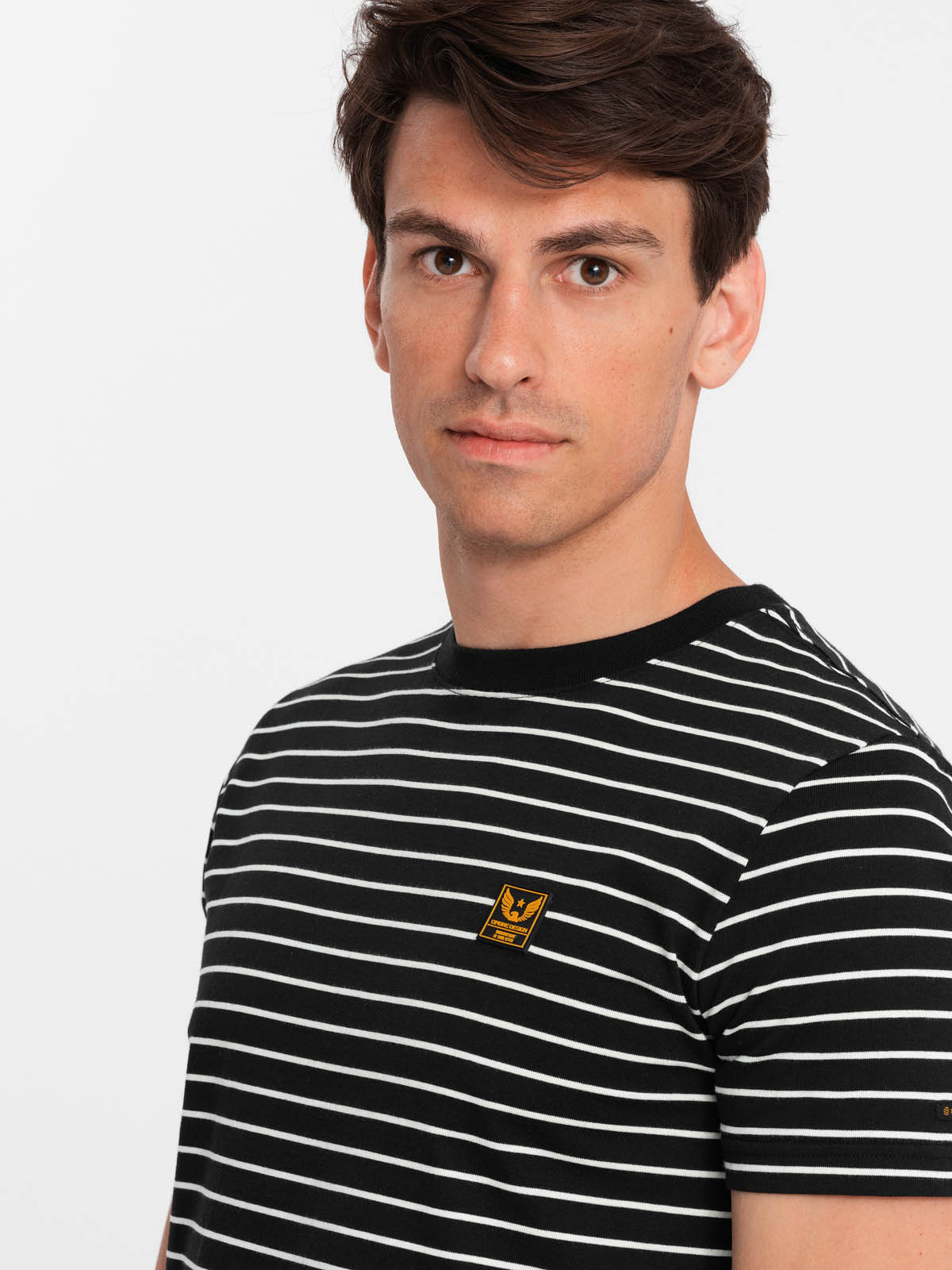 Męski t-shirt w paski z patchem Ombre Design – czarno-biały V2 - Rozmiar: L