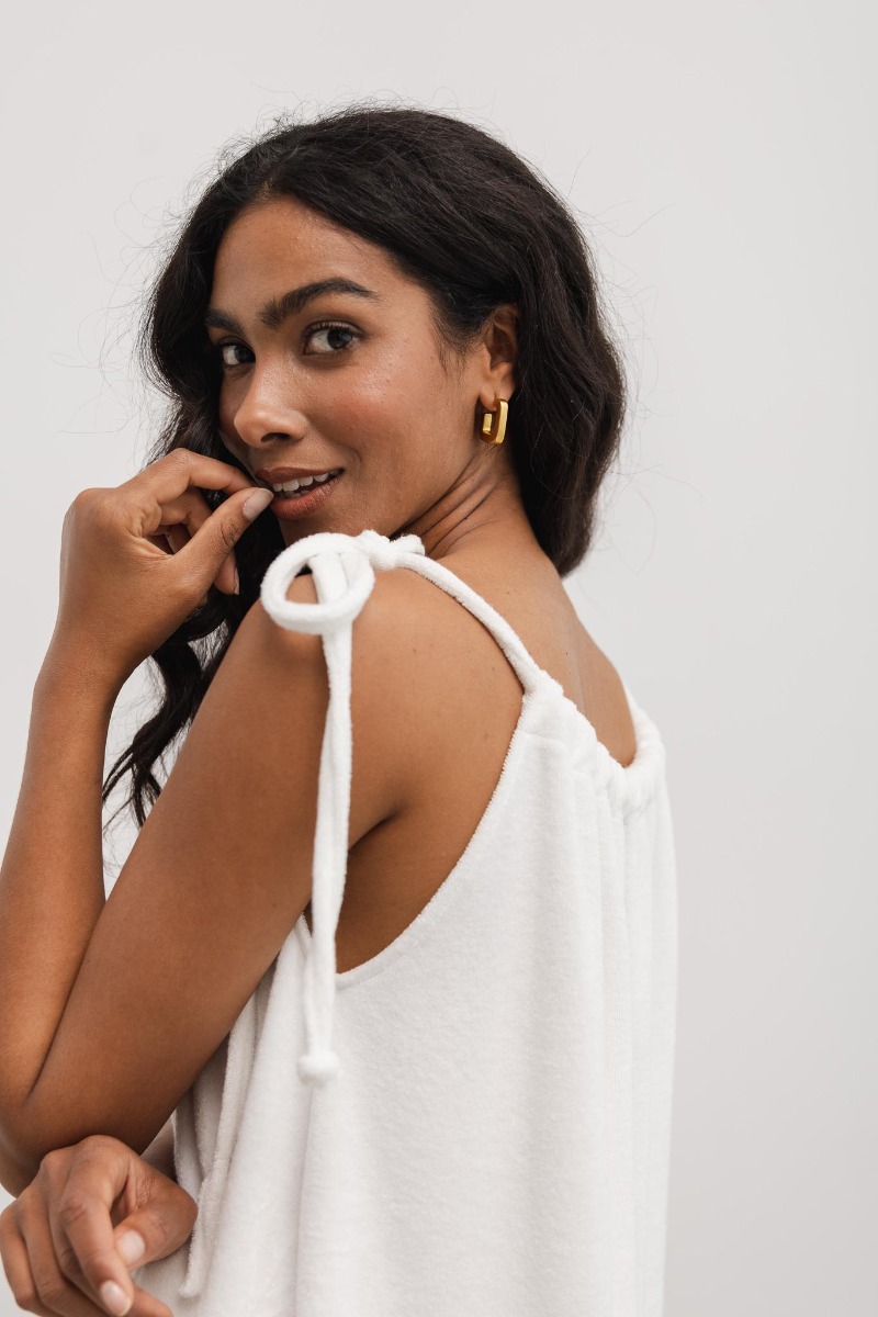 Bluzka FROTTE z wiązaniem na ramionach w kolorze CLASSIC WHITE - DAFNE-M/L