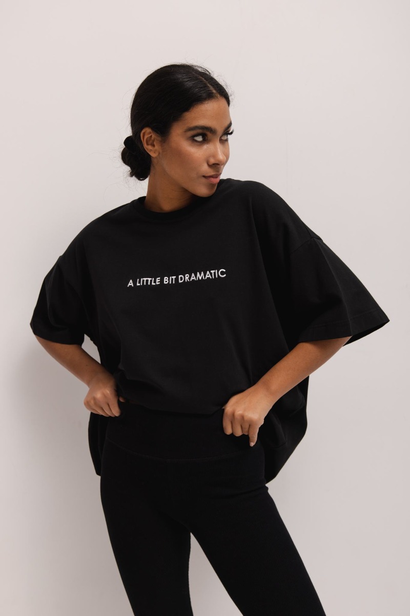 T-shirt typu oversize z HAFTEM w kolorze TOTALLY BLACK - EAZY