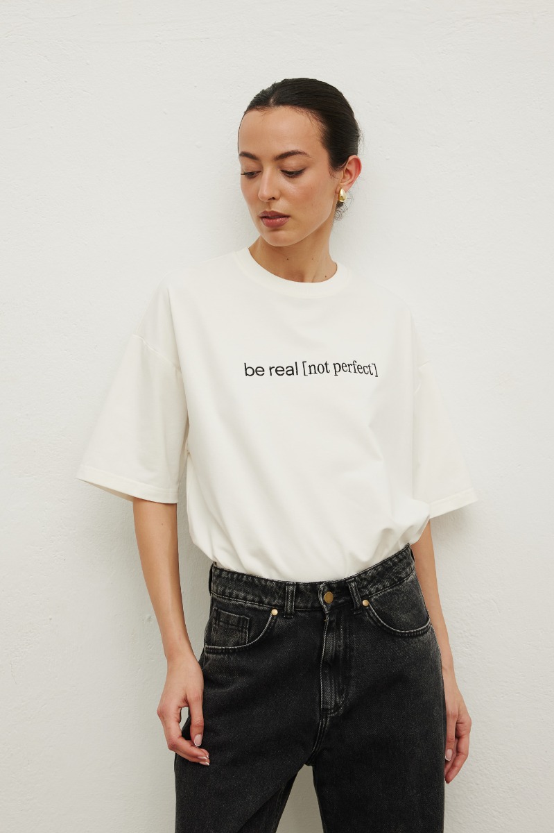 Tshirt z HAFTEM CZARNYM w kolorze CREAM - ALLURE -XS/S