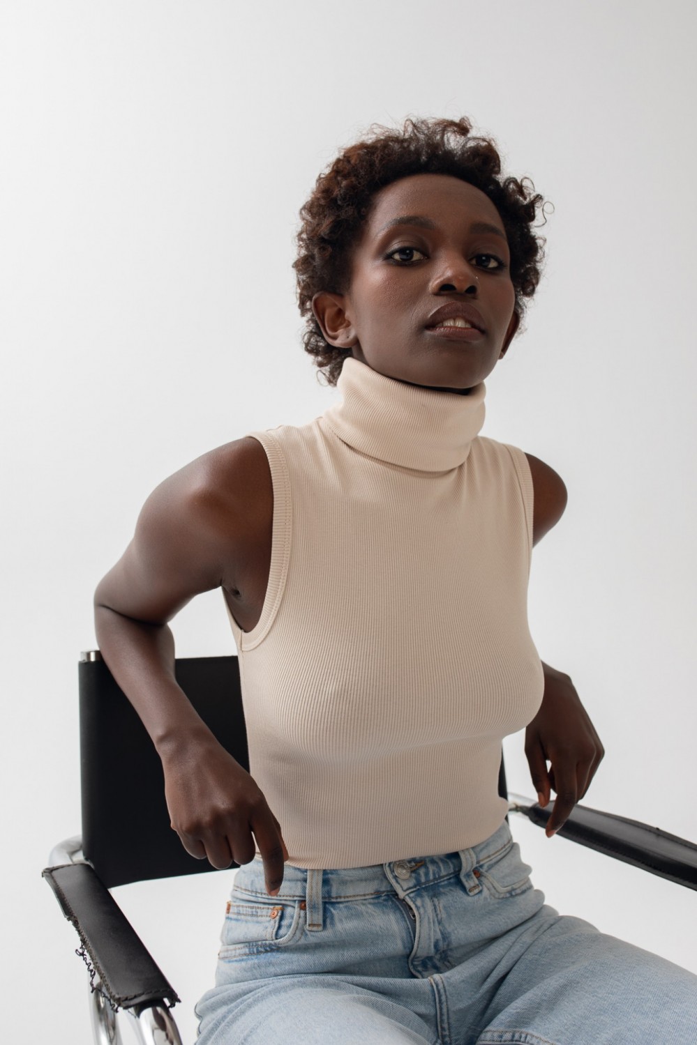 Top z golfem prążkowany w kolorze LIGHT BEIGE - LEXIE