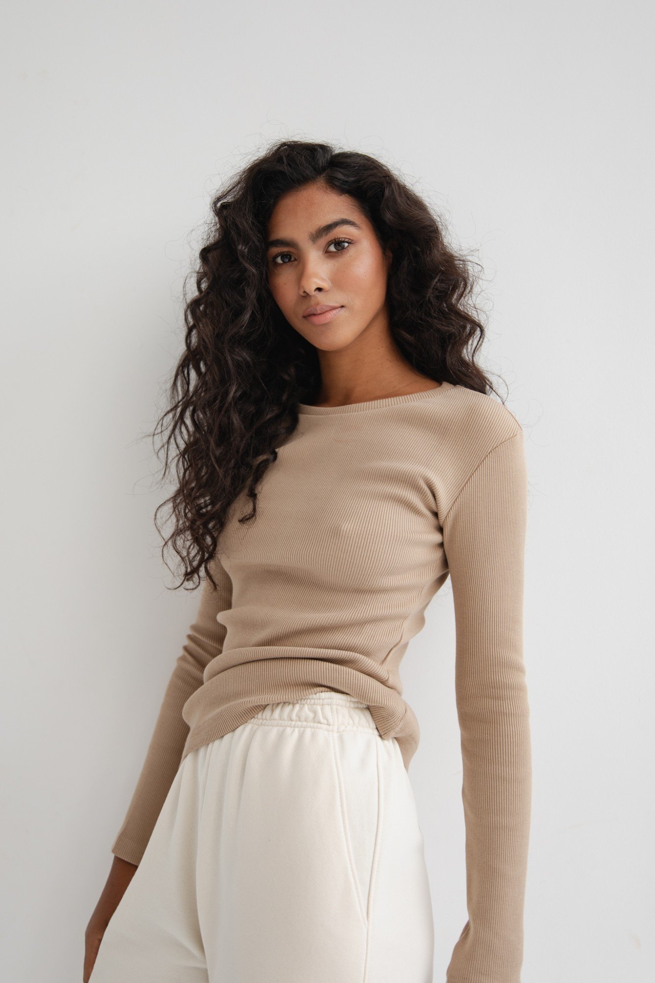 Dopasowany top z długim rękawem z prążkowanej dzianiny w kolorze HARVEST BEIGE - MOODY-XS