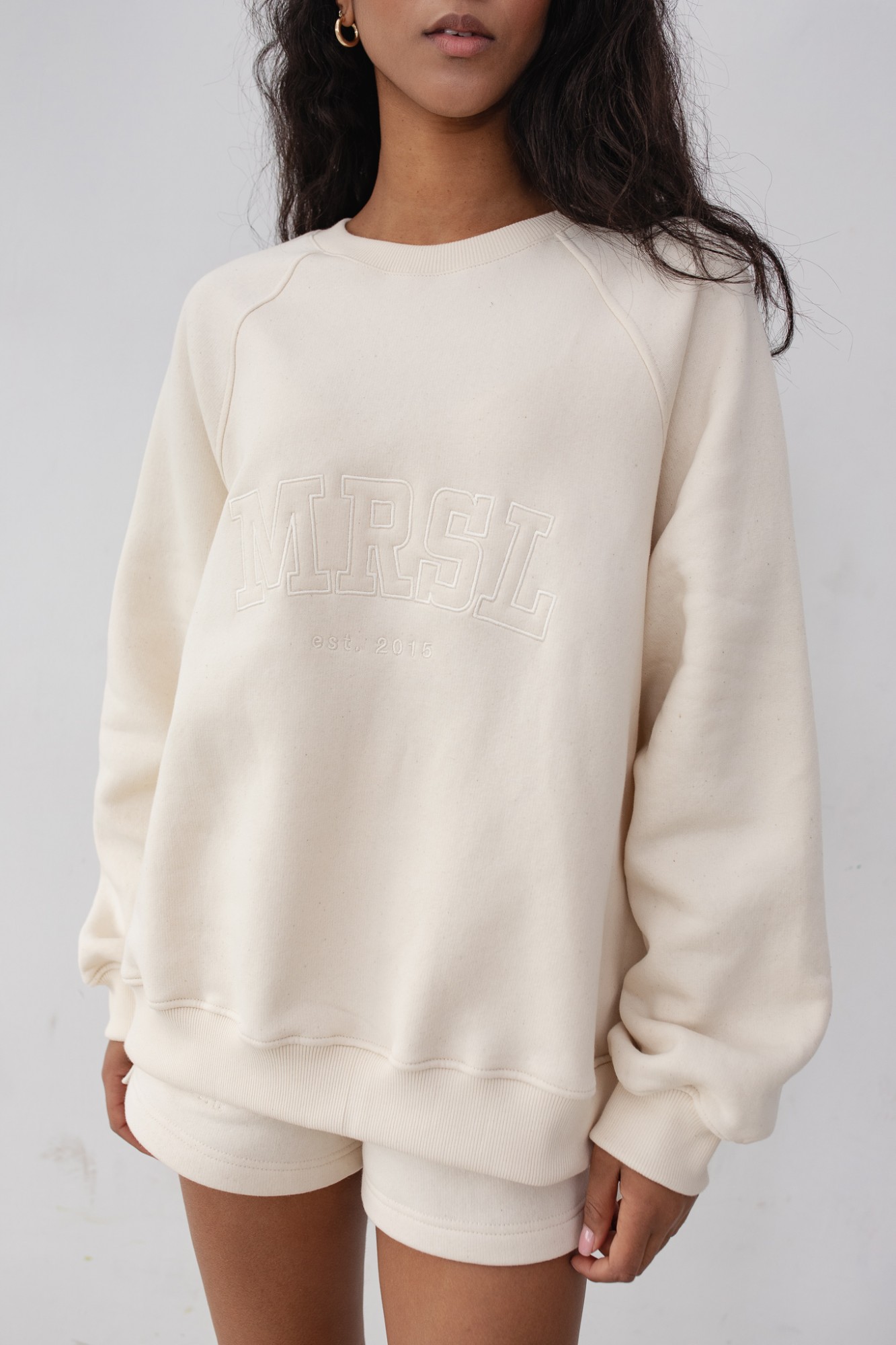 Bluza damska o luźnym kroju z haftem MRSL w kolorze LIGHT BEIGE - OLIVET-UNI