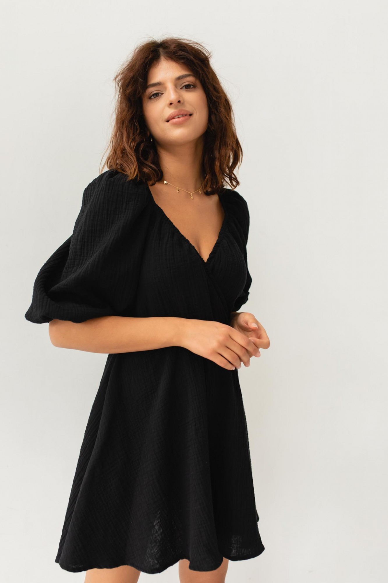 Sukienka muślinowa z dekoltem na zakładkę czarna - SHY-S/M