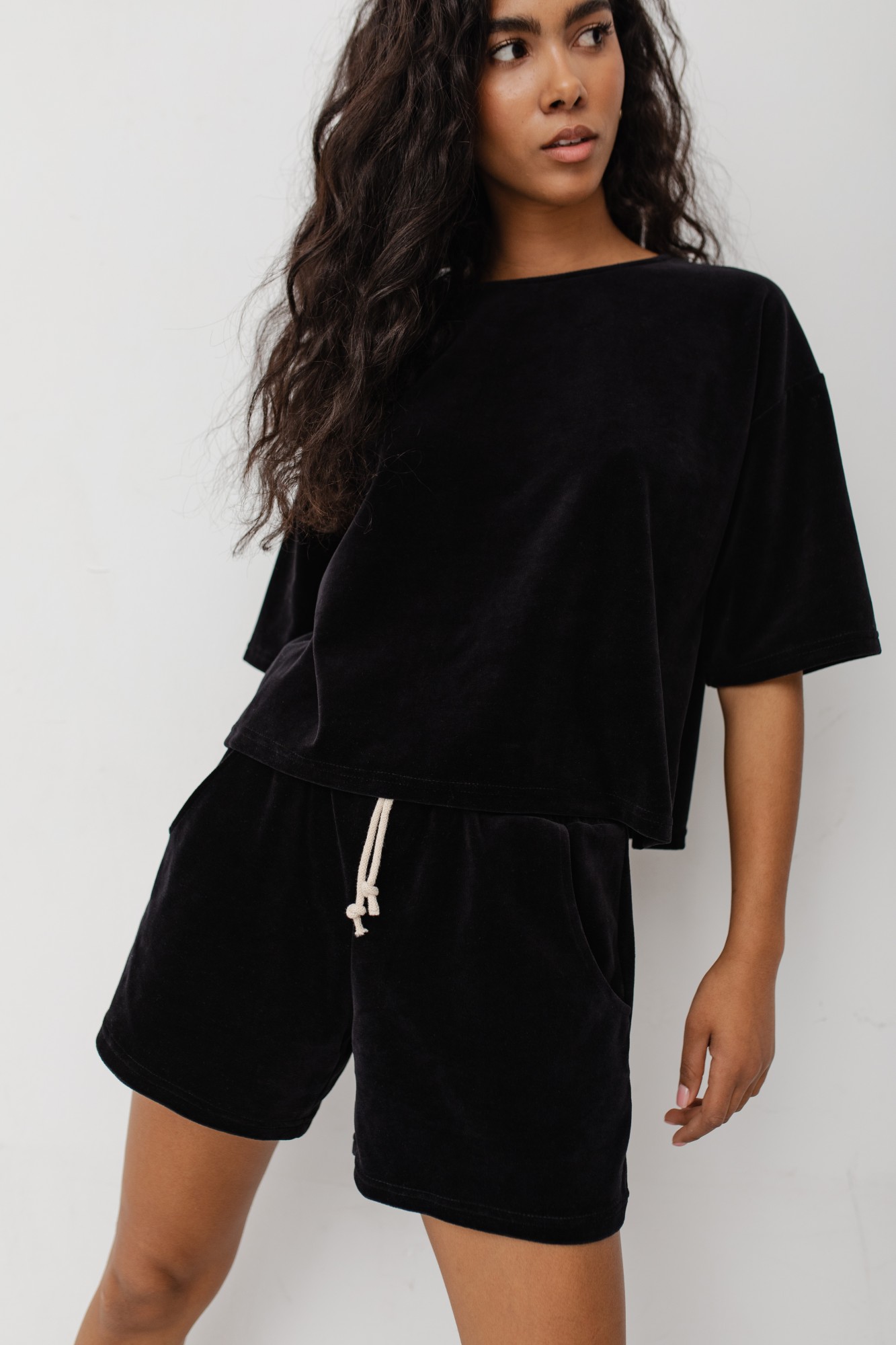 Luźny top welurowy w kolorze TOTALLY BLACK - SPINE-M