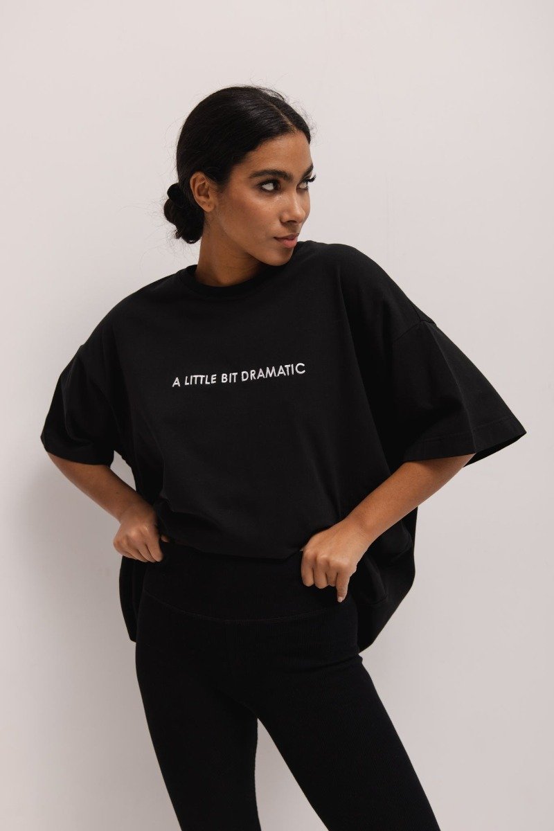 T-shirt typu oversize z HAFTEM w kolorze TOTALLY BLACK - EAZY-XS/S