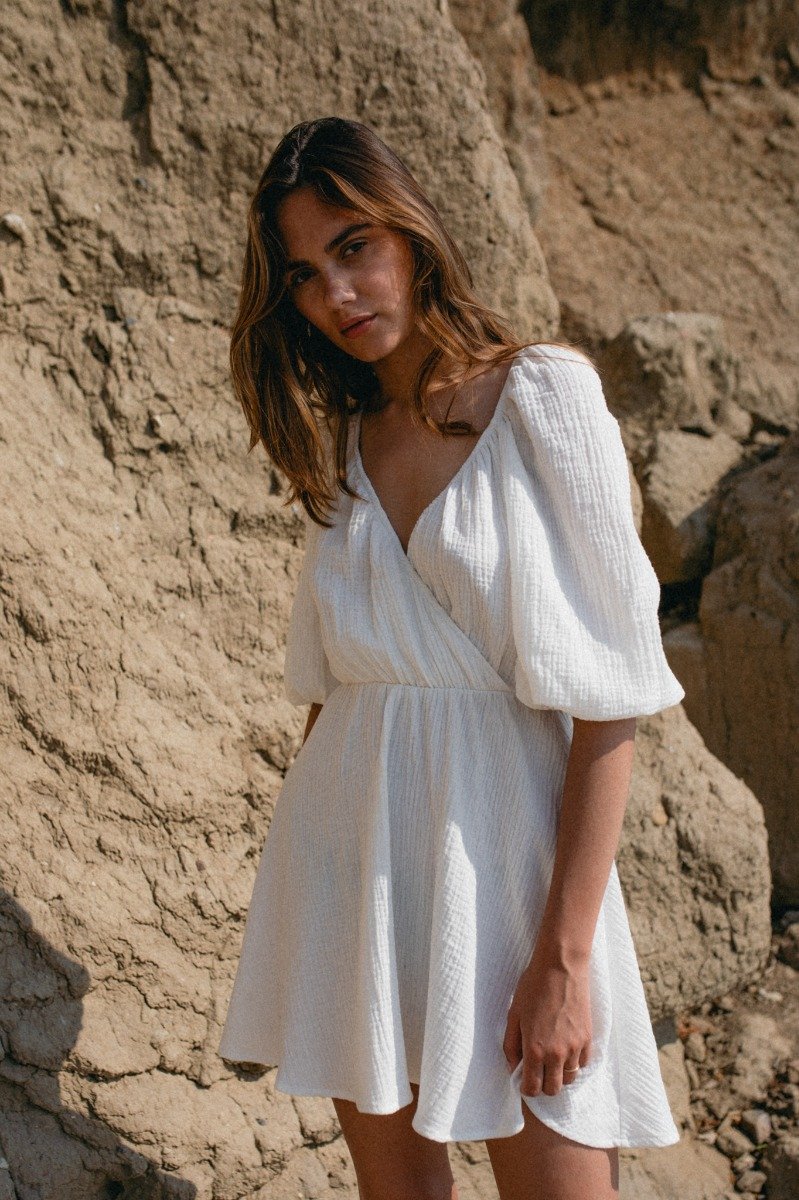 Sukienka muślinowa z dekoltem na zakładkę ecru - SHY-M/L