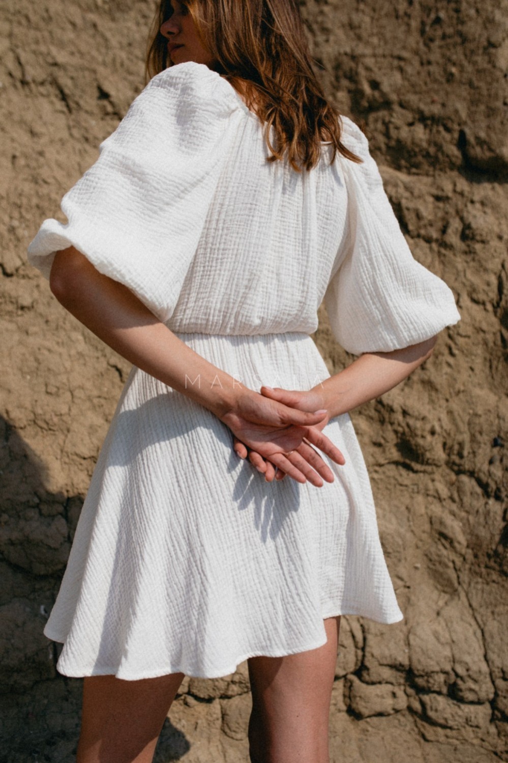 Sukienka muślinowa z dekoltem na zakładkę ecru - SHY