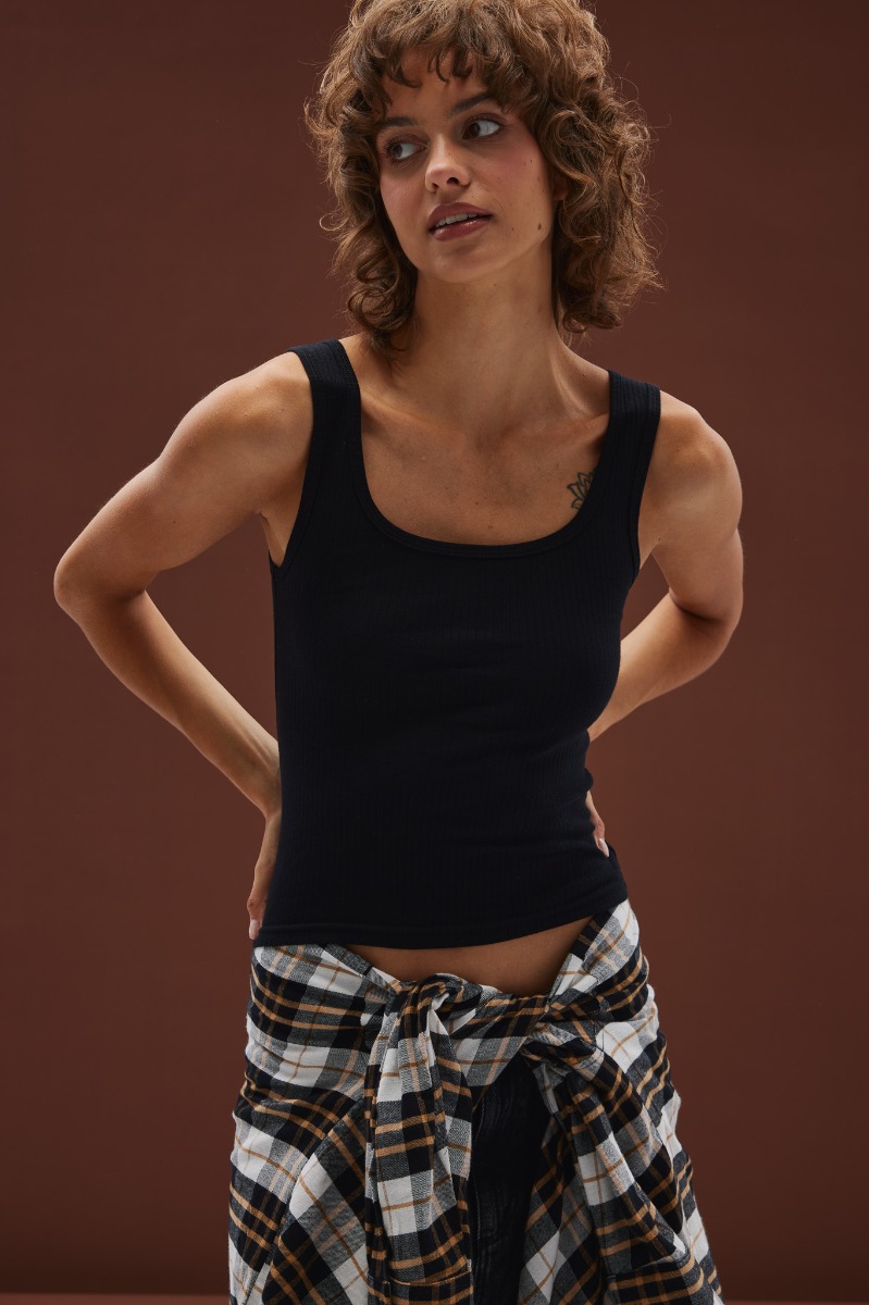 Top na ramiączkach w kolorze TOTALLY BLACK - GLOWIN-XL