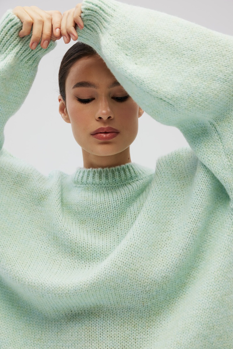 Sweter oversize z bufiastymi rękawami w kolorze FROSTY MINT - RIVERO-UNI