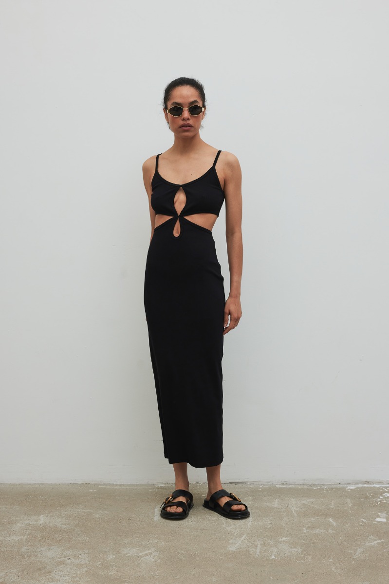 Sukienka z ozdobnymi wycięciami w kolorze BLACK - VENDA MAXI