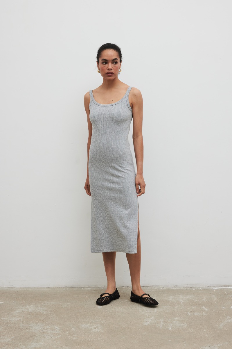 Sukienka na ramiączkach z prążkowanej dzianiny w kolorze GREY MELNAGE- CARMEN-M/L