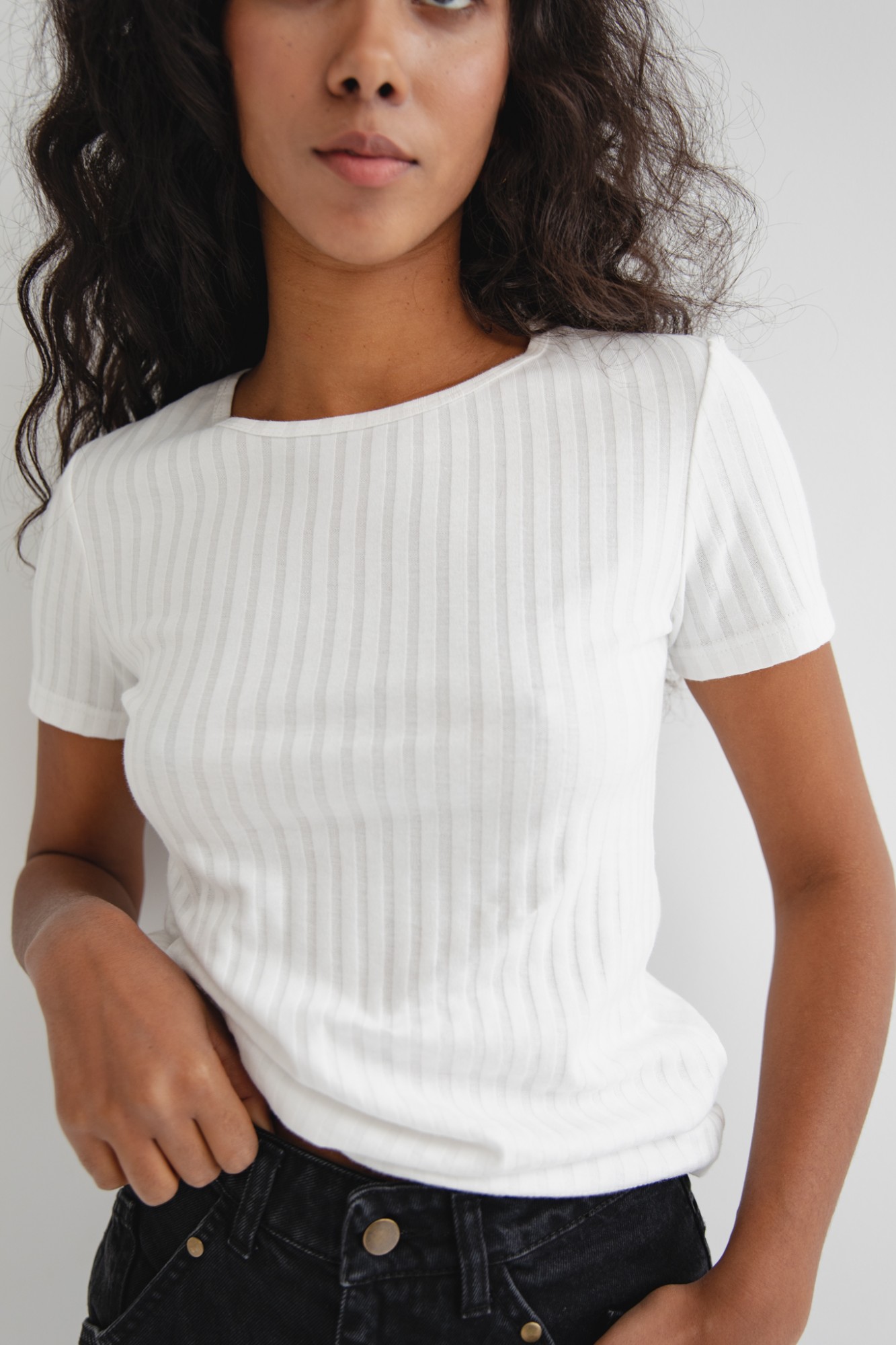 Dopasowany top z krótkimi rękawami z delikatnego prążka w kolorze CLASSIC WHITE - UNITY