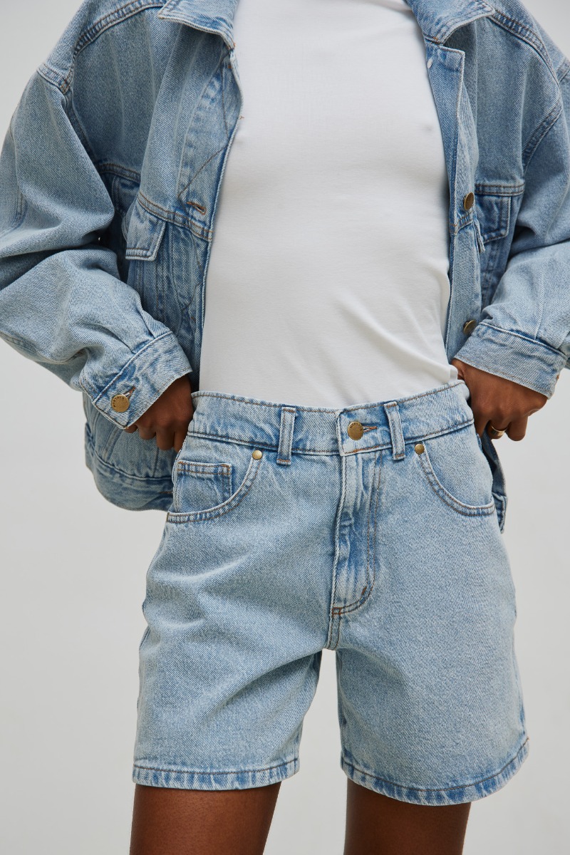 Szorty z szerokimi nogawkami w kolorze CLASSIC BLUE - TABOO