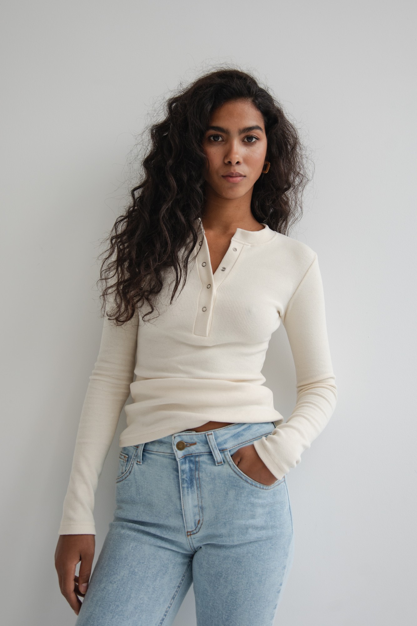 Dopasowany top z dekoltem na zatrzaski w kolorze WARM BEIGE skin peach - MOODY NAP-M