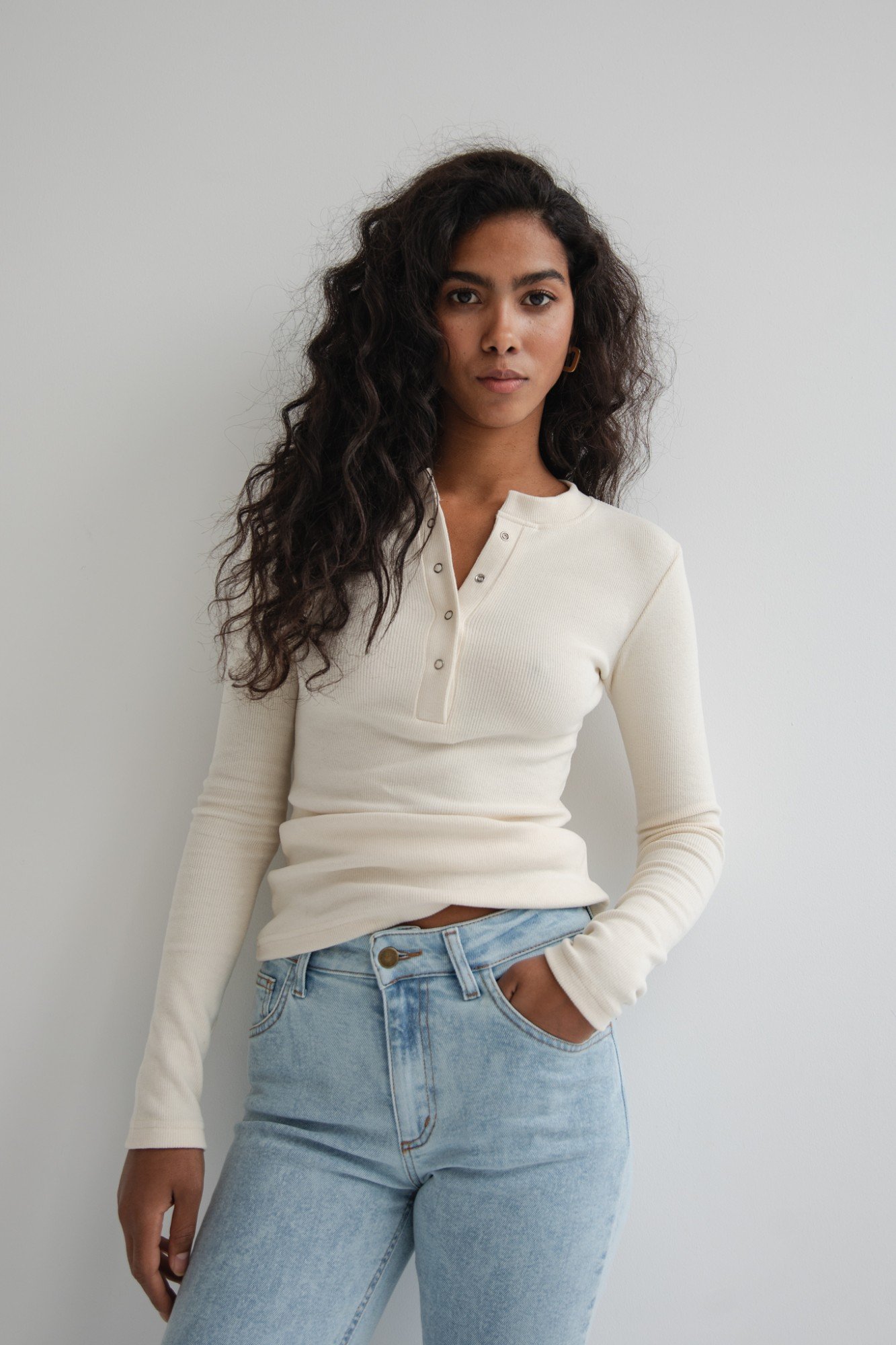 Dopasowany top z dekoltem na zatrzaski w kolorze WARM BEIGE skin peach - MOODY NAP-M