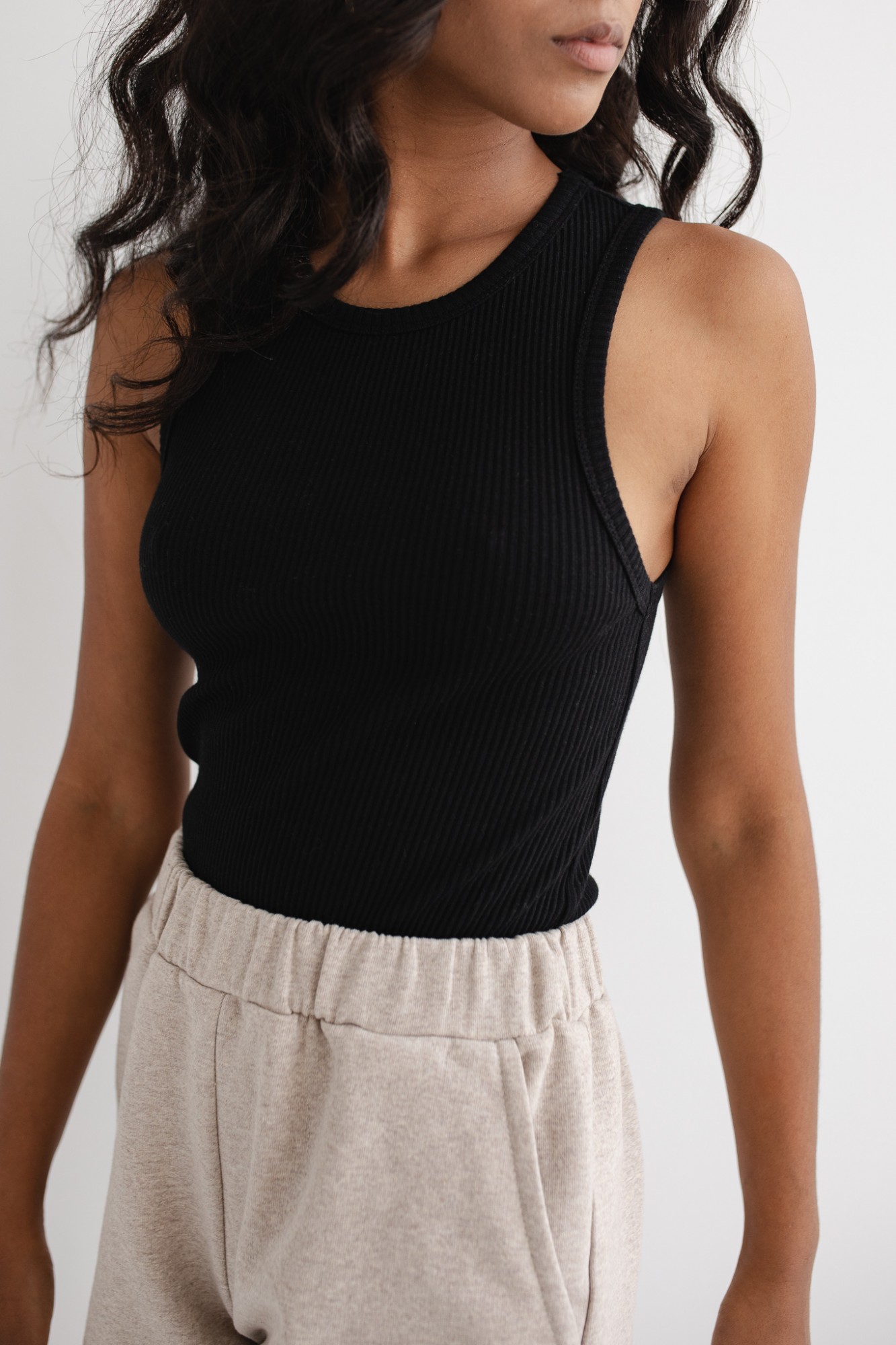 Top na ramiączkach prążkowanej dzianiny w kolorze TOTALLY BLACK - ISLA-XL