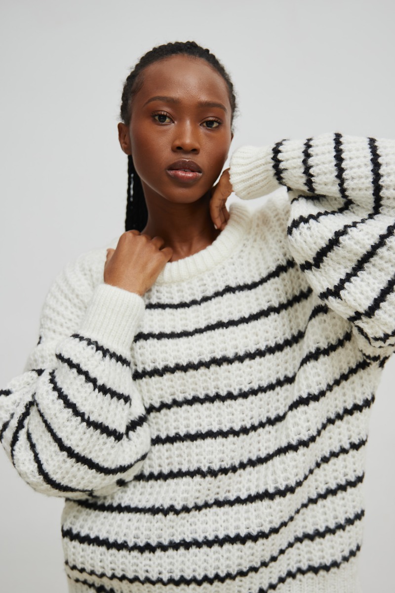 Sweter oversize z bufiastym rękawem w BIAŁO-CZARNE paski - RIVERO-UNI