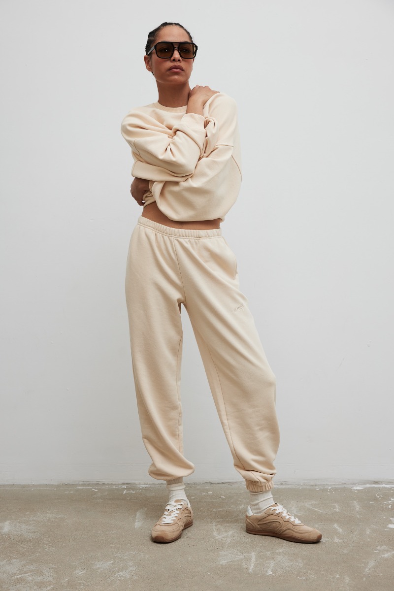 Spodnie typu jogger z HAFTEM w kolorze BISQUIT - NEVIS-L