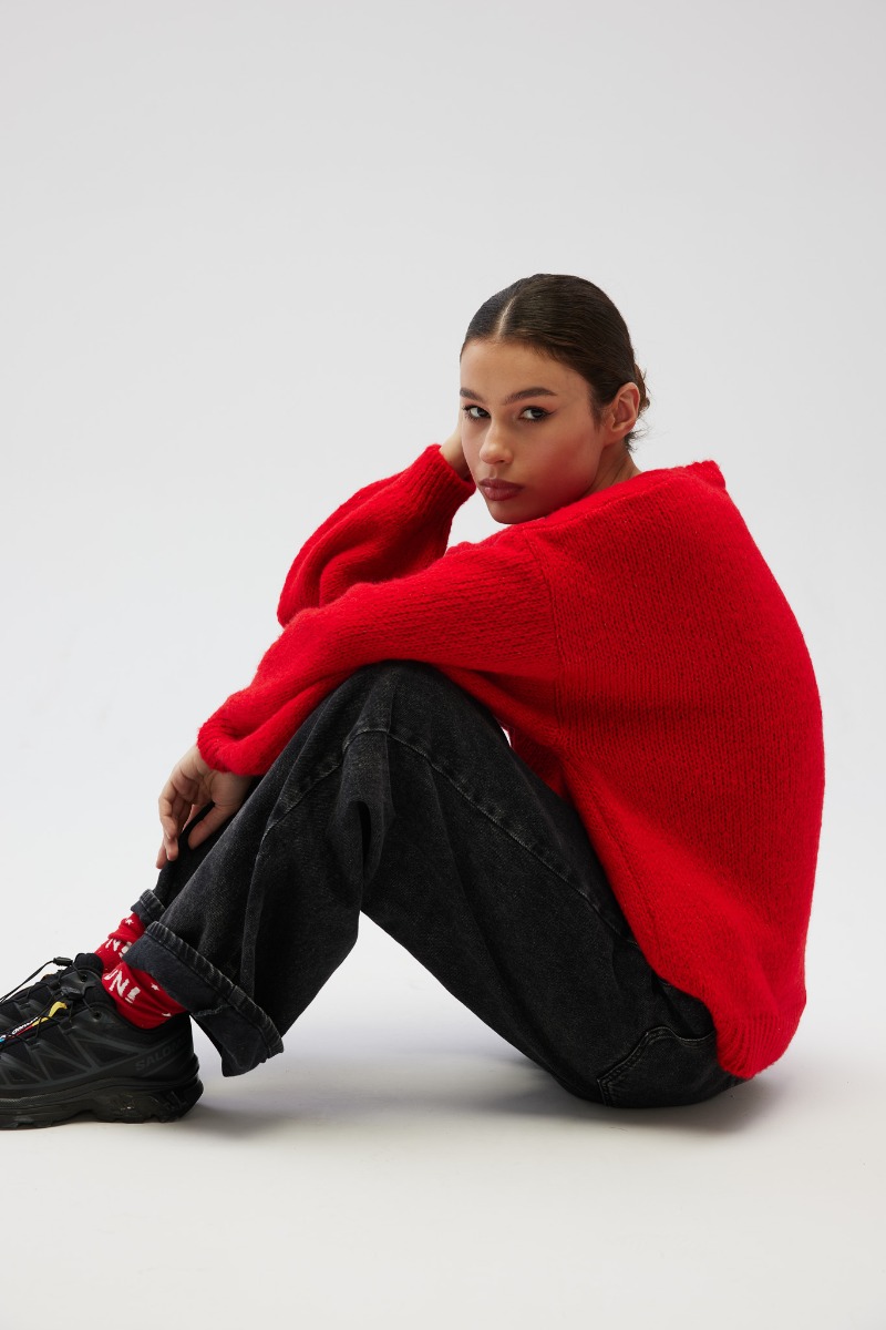 Sweter oversize z bufiastymi rękawami w kolorze INTENSE RED - RIVERO