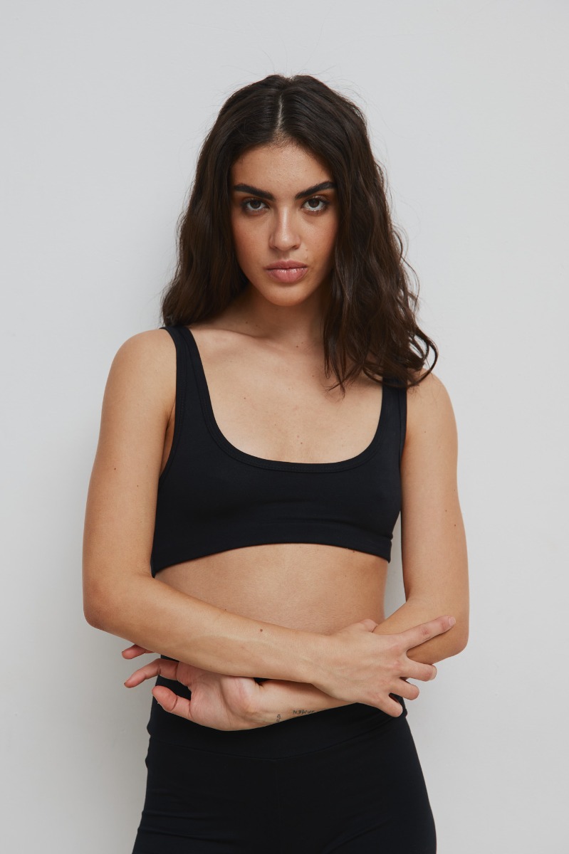 Gładki top na ramiączkach w wkolorze TOTALLY BLACK - LAGO-XL