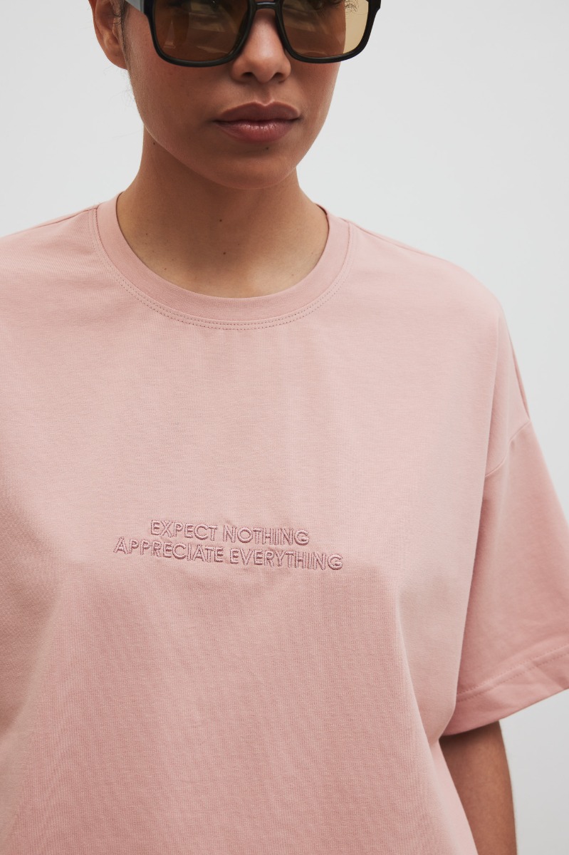 T-shirt typu oversize z HAFTEM w kolorze COTTONE ROSE - RUST