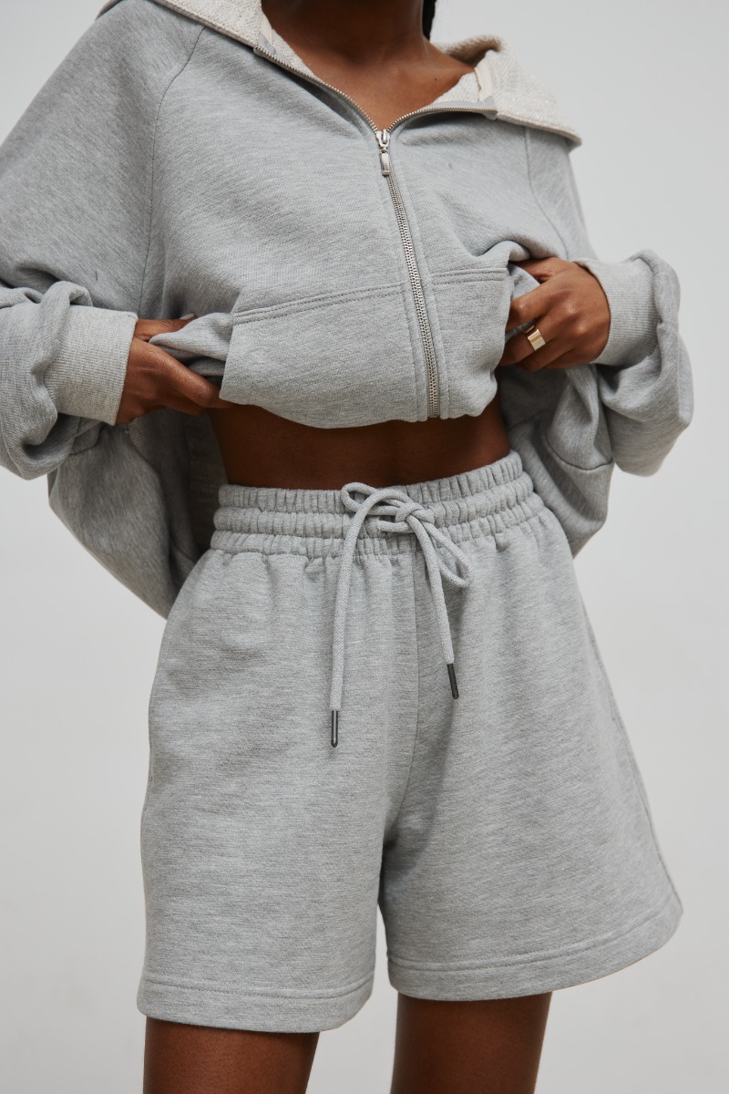 Krótkie spodenki ze sznurkiem w kolorze LIGHT GREY lurex - PROSPER-L