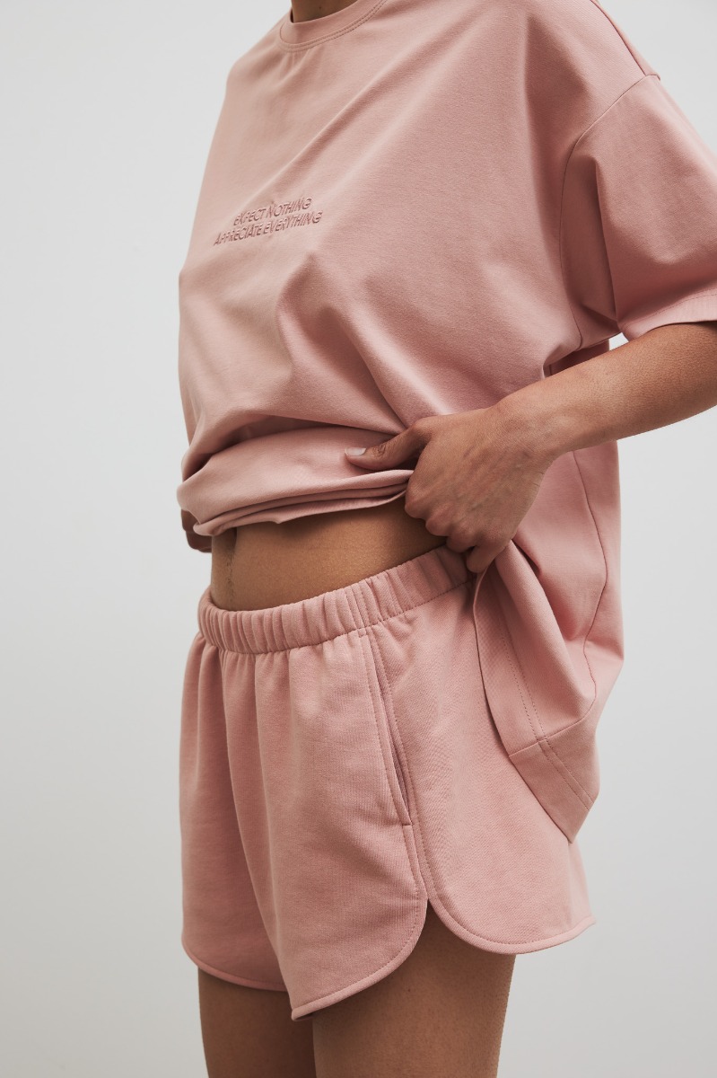 Szorty z dzianiny dresowej w kolorze COTTONE ROSE - HOMEY-S