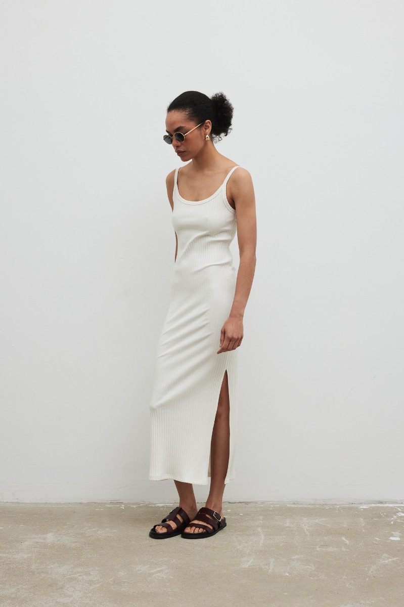 Sukienka na ramiączkach z prążkowanej dzianiny w kolorze ECRU - CARMEN MAXI-XS/S