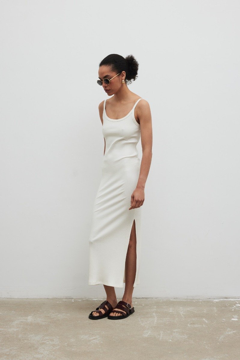 Sukienka na ramiączkach z prążkowanej dzianiny w kolorze ECRU - CARMEN MAXI-XS/S