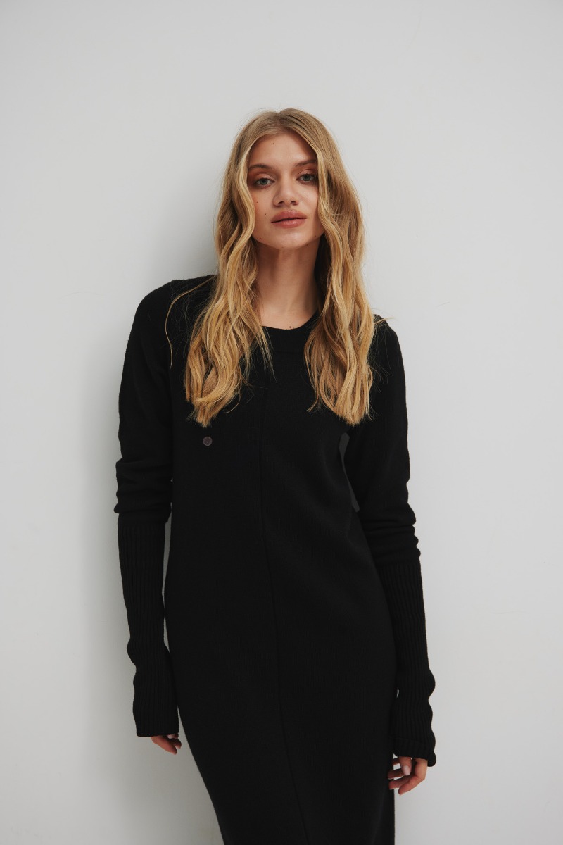 Wełniana sukienka maxi w kolorze TOTALLY BLACK - SILMA-XS/S