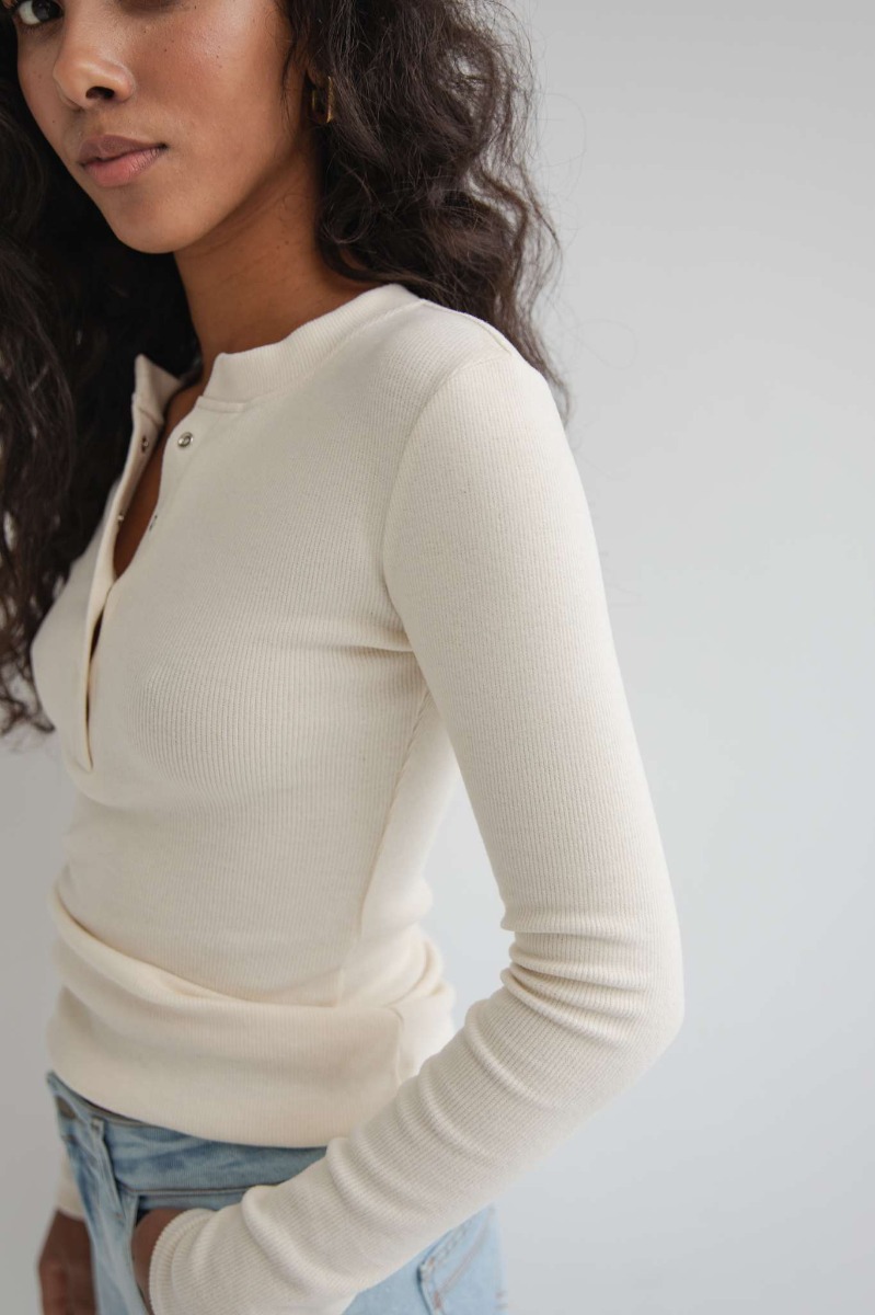 Dopasowany top z dekoltem na zatrzaski w kolorze WARM BEIGE skin peach - MOODY NAP-XL