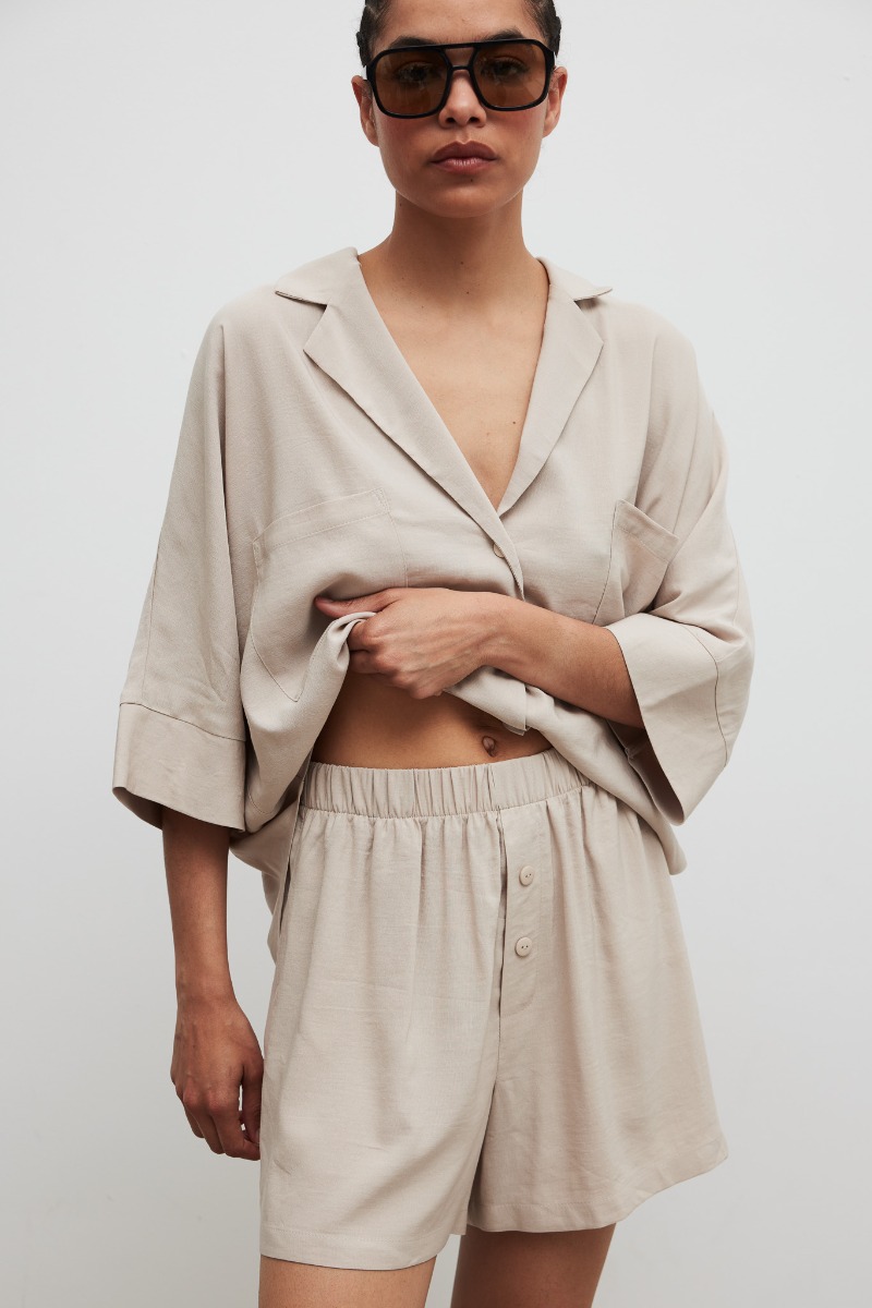 Krótkie szorty z lnem w kolorze SAND PEARL - ARCOS-XS