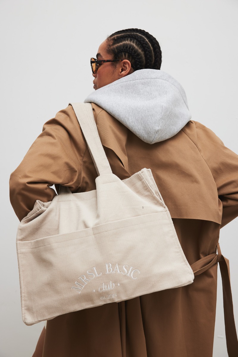 Torba typu shopper bag wykonana ze sztruksu w kolorze CLASSIC BEIGE - MRSL BASIC CLUB-UNI