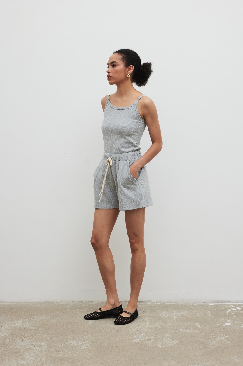 Top z delikatnej prążkowanej dzianiny w kolorze GREY MELANGE - RIVA-L